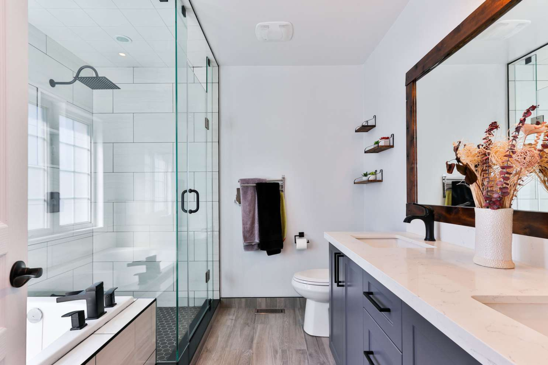 Framless Shower Glass In Modern Bathroom Space