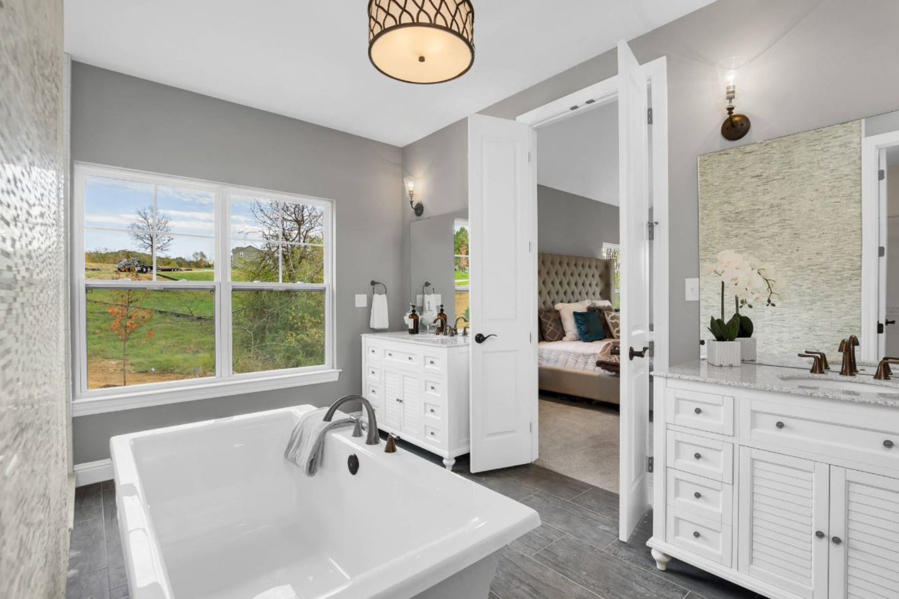 Stylish Bath Space In Modern Bathroom Set Up