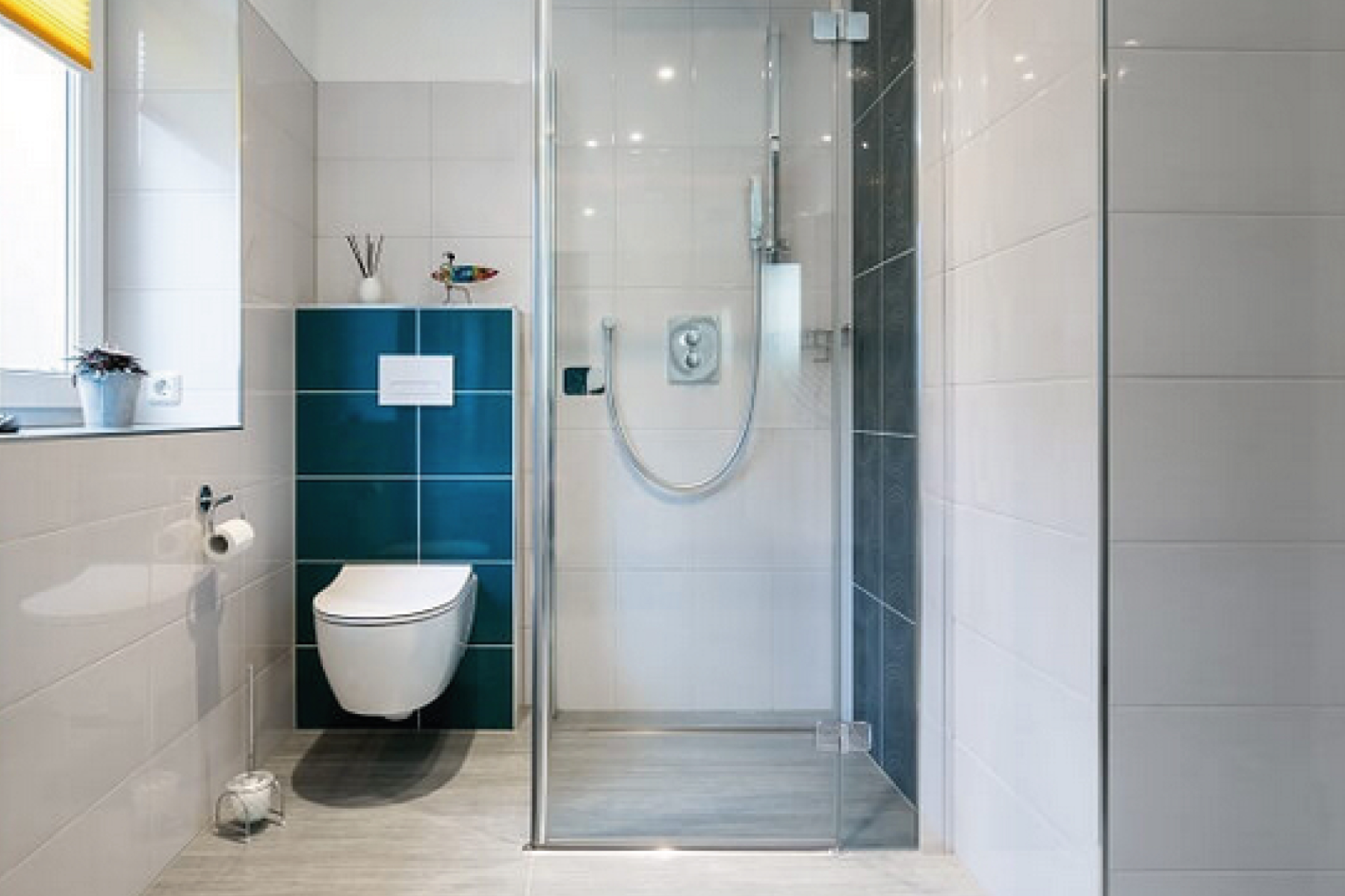 Traditional Bathroom Se Up Featuring Blue Tiles